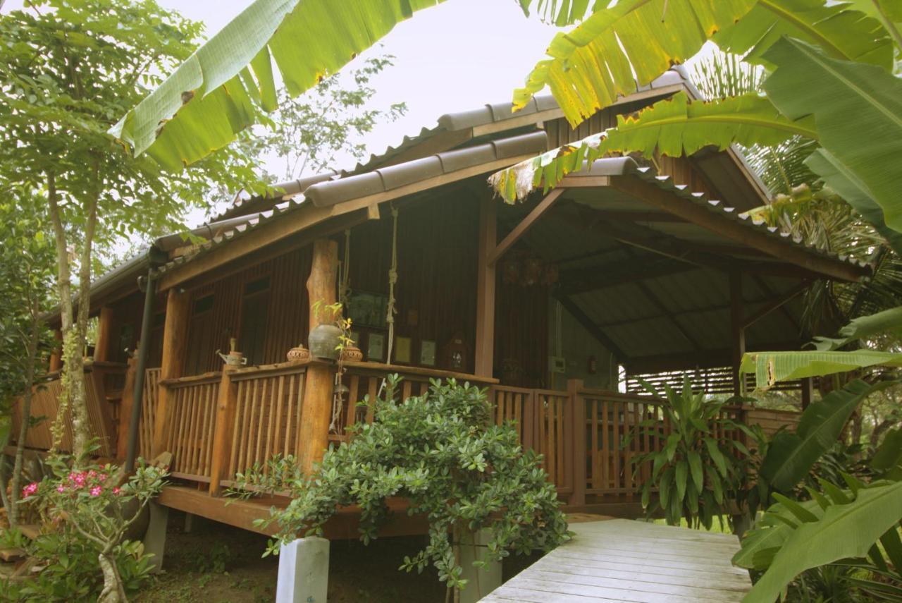 เรือนไทยใจสุขเอ๋ย Hotel Ban Bang Wa Exterior foto