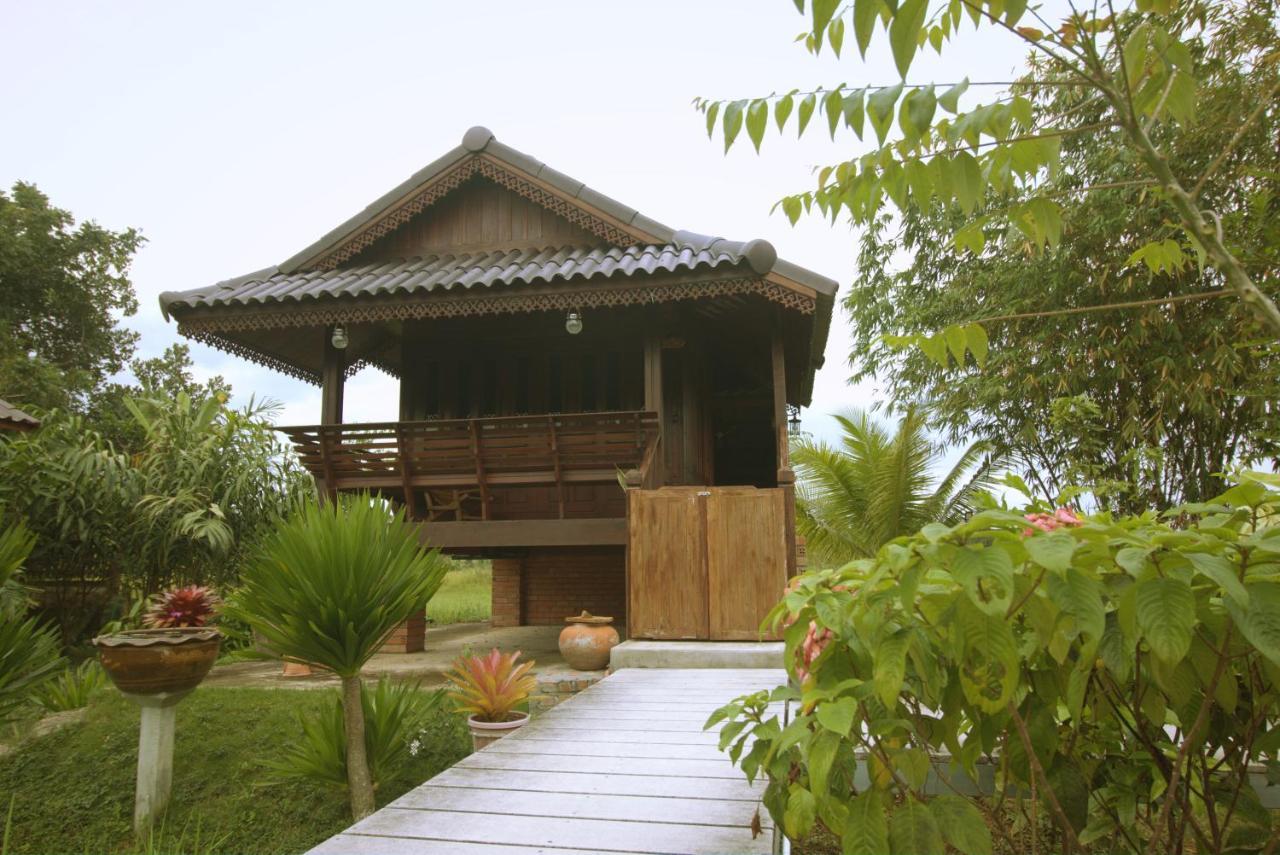 เรือนไทยใจสุขเอ๋ย Hotel Ban Bang Wa Exterior foto