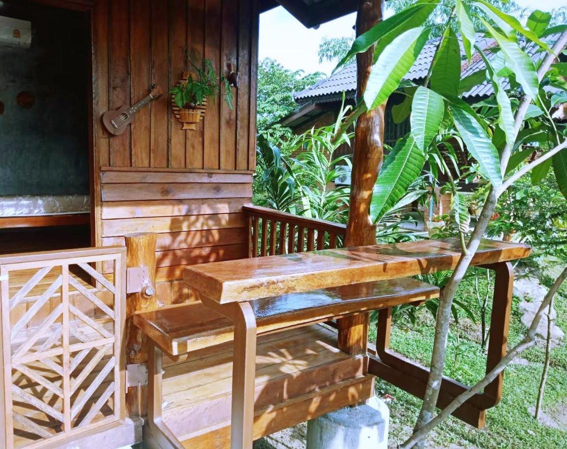 เรือนไทยใจสุขเอ๋ย Hotel Ban Bang Wa Exterior foto